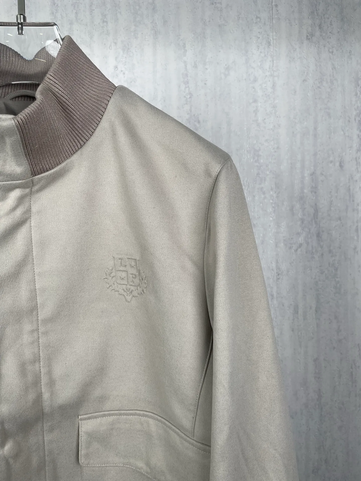 ! (Special version shipped next day) ❗️❗️❗️ LP LORO PIANA #6079 stand collar flocked work jacket The brand's exclusive ultra-fine velvety blended fabric is selected, with a fine suede matte matte texture. The fabric has been stain-resistant and pre-shrunk, and feels soft and not stiff. The high-density weave takes into account both stiff muscles and breathable properties. The dark and light color system has one coloring standard, no color difference or whitening defects. It is suitable for both spring and autumn single wear and winter inner wear, taking into account the casual and relaxed feeling and light luxury texture‼ ️ Customized metal double-headed zipper on the placket, with double-layer overlocking of the same fabric as the zipper, which can be opened and closed repeatedly without blocking the fabric; double-flap patch pockets on the chest, with built-in embossed LP shield-shaped wheat ears logo embossed on the bag flap, and the three-dimensional embossing is evenly deep and does not collapse; the cuffs are engraved with bright Lp Silver round metal buckle, buttonholes are reinforced with double-layer overlocking, and the brand's handwritten logo is finely embroidered on the hem of the cuffs. The lines are delicate and not off-line. The hidden pockets on both sides are fully closed, and the bag mouth is densely reinforced with no exposed hard seams to rub against the skin. ◽The entire body is precision overlocked and stitched throughout the entire body🔍 The shoulder seams, side seams, armholes, hems, and bag flap edges are all reinforced with double-strand stitching Lapel suede-feel work jacket, ultra-fine suede blended fabric + bag flap embossed embossing + cuff precision embroidery triple process makes the production more difficult. The cutting loss of suede fabric is much higher than that of ordinary woven fabrics. Six-color batch color control quality inspection, double routing inside and outside, and multiple inspections of hardware embroidery , if the imprint is blurred, the embroidery is skipped or the cut pieces are misplaced, the whole piece is scrapped. It is an intuitive reflection of the hard-core quality of Italian light luxury commuter jackets. Men who prefer soft matte textures and low-key simple outfits can distinguish the huge gap between ordinary work jackets at a glance. Color: Wine Red, Apricot Black Gray Size: 48 50 52 54 56